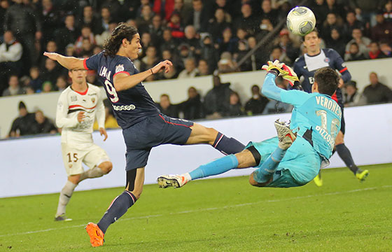 Luca Veronese devant Edinson Cavani